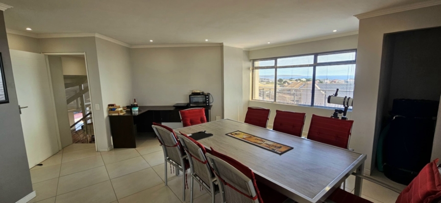 4 Bedroom Property for Sale in Perlemoenbaai Western Cape